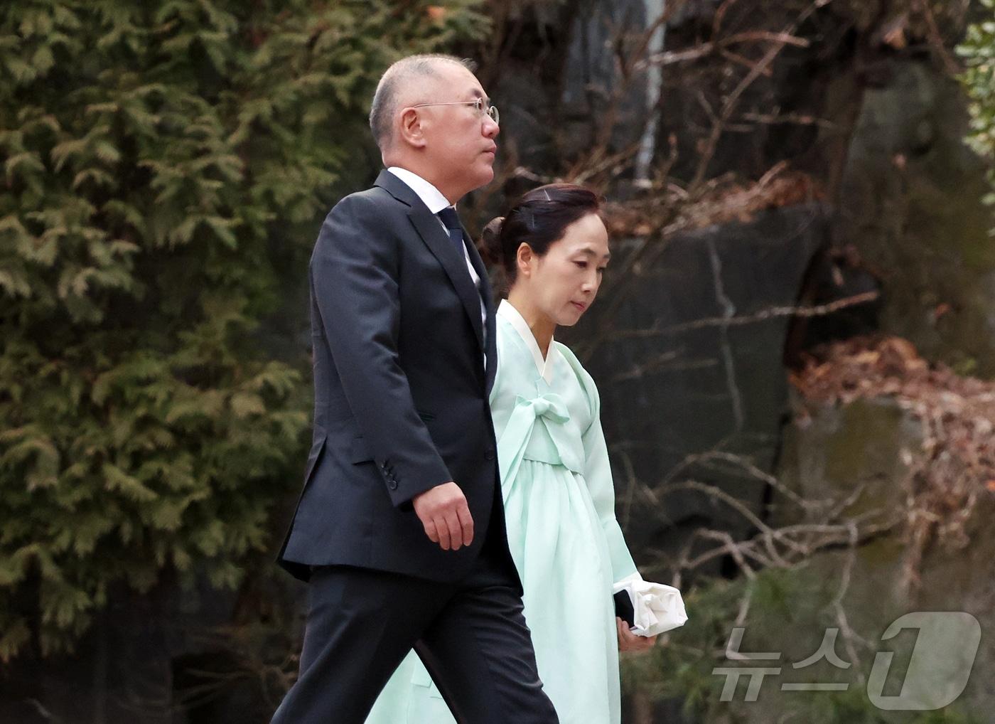 본문 이미지 - 정의선 현대자동차그룹 회장이 20일 오후 고(故) 정주영 현대그룹 명예회장 25주기 제사가 열린 서울 종로구 청운동의 정 명예회장 자택에 들어서고 있다. 2026.3.20 ⓒ 뉴스1 김진환 기자