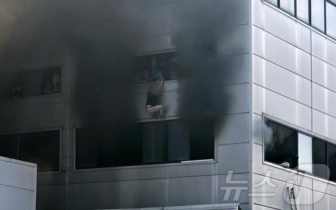 본문 이미지 - 20일 오후 1시17분께 화재가 발생한 대전 대덕구 문평동의 한 공장에서 직원들이 대피하고 있다. 소방당국은 국가소방동원령을 발령한 가운데, 현재까지 부상자들을 비롯한 출근자들 중 14명의 연락이 두절된 것으로 확인됐다. (독자 제공, 재판매 및 DB 금지) 2026.3.20 ⓒ 뉴스1 김기태 기자