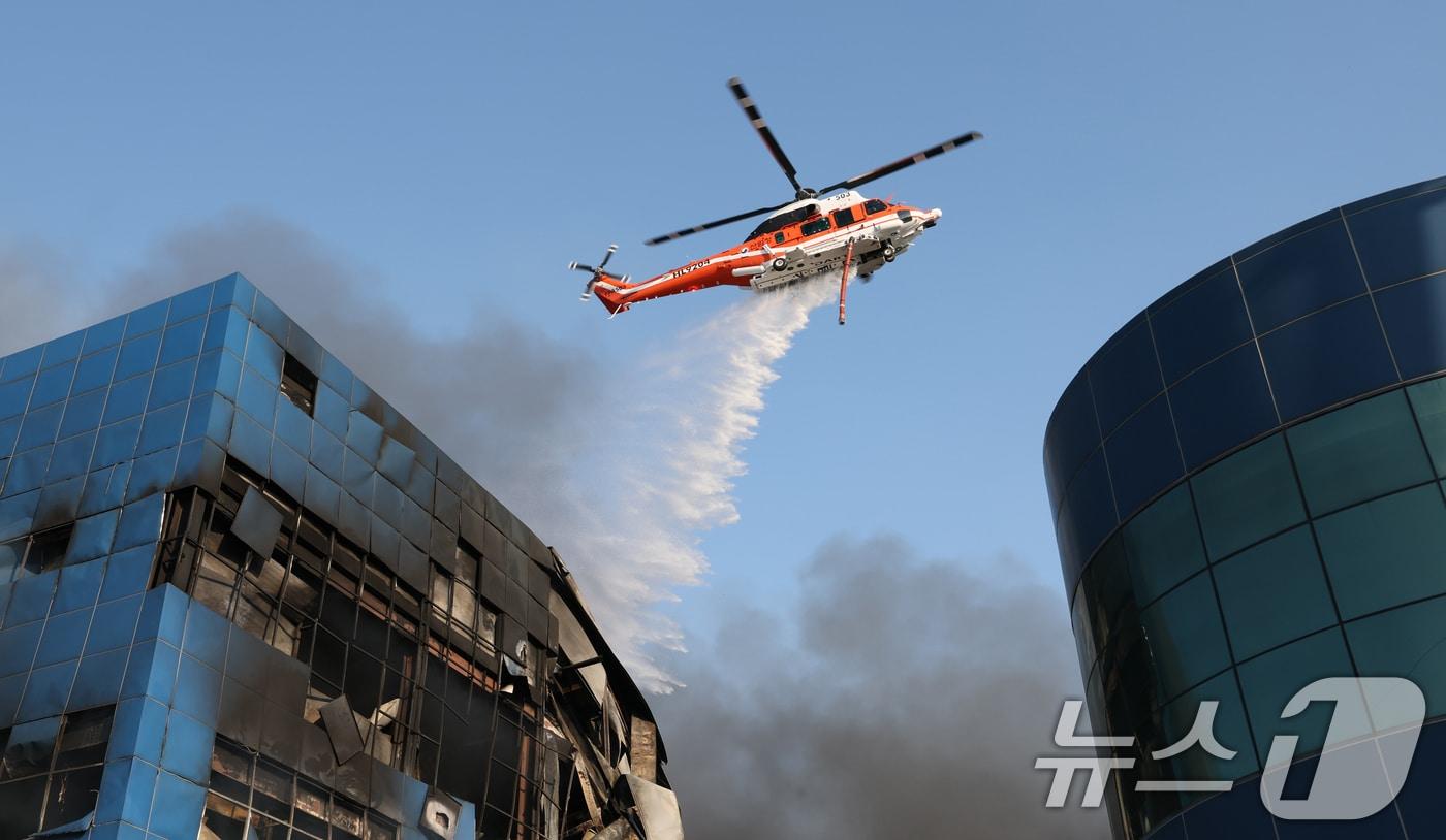본문 이미지 - 20일 오후 1시17분께 대전 대덕구 문평동의 한 공장에서 불이 헬기를 동원해 불을 끄고 있다. 소방당국은 국가소방동원령을 발령한 가운데, 현재까지 부상자들을 비롯한 출근자들 중 14명의 연락이 두절된 것으로 확인됐다. ⓒ 뉴스1 김기태 기자