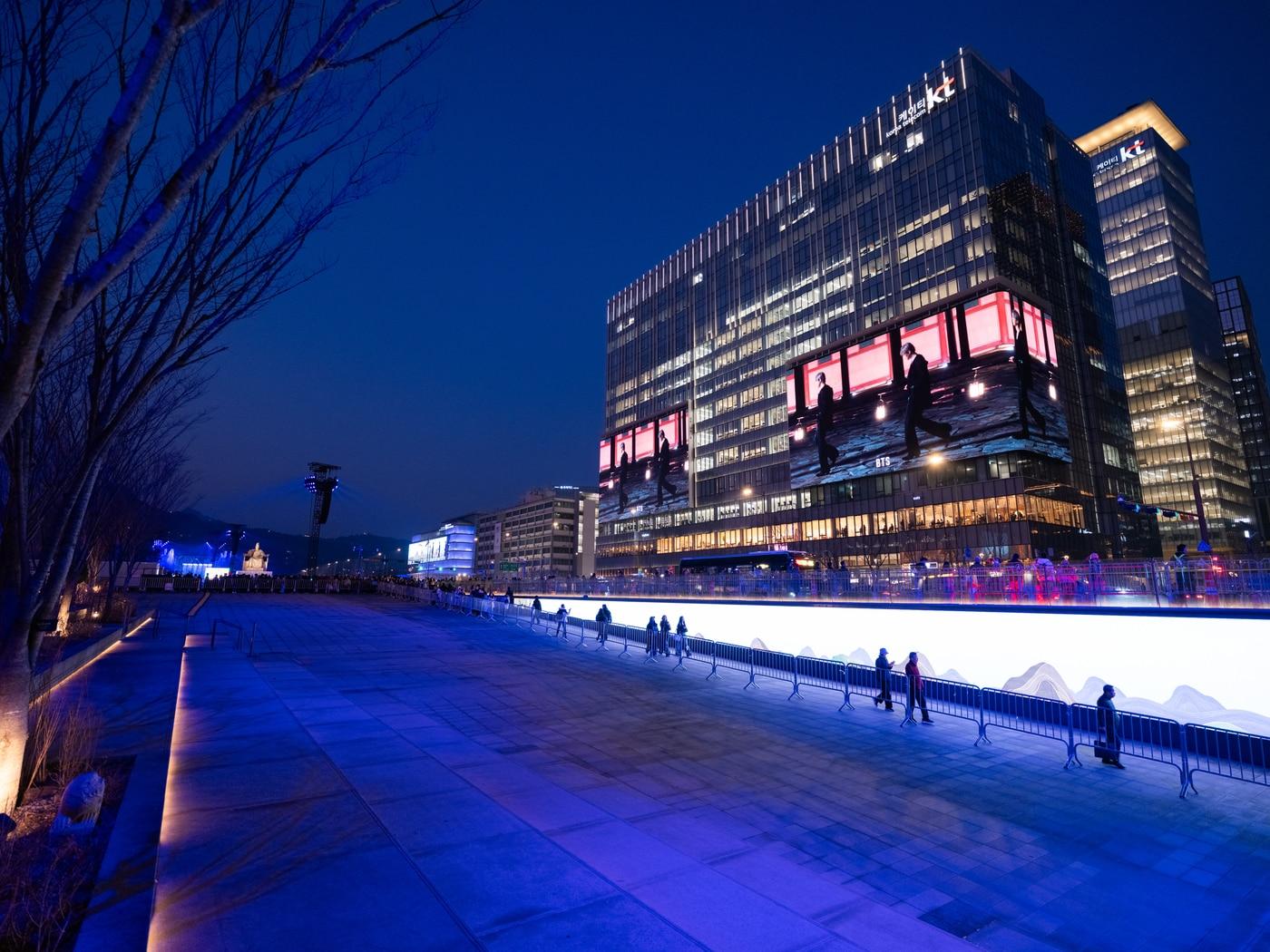 본문 이미지 - 20일 저녁 광화문광장 인근 건물 대형 옥외전광판에서 방탄소년단의 '워킹 영상'이 글로벌 최초 공개됐다.