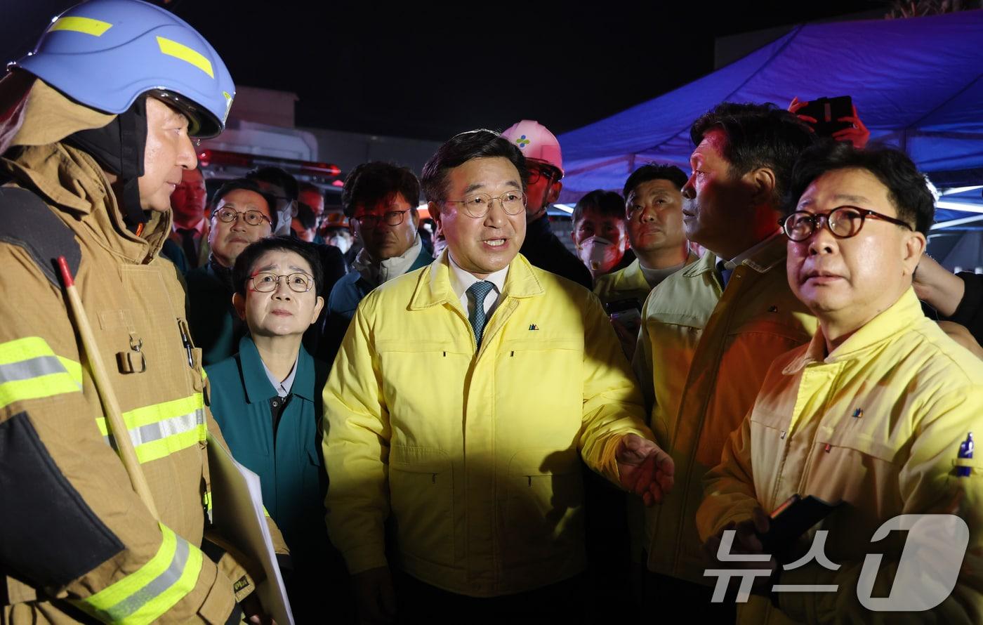 본문 이미지 - 윤호중 행정안전부 장관이 20일 화재가 발생한 대전 대덕구 문평동 자동차부품 제조 공장을 찾아 소방 관계자의 설명을 듣고 있다. 2026.3.20 ⓒ 뉴스1 김기태 기자