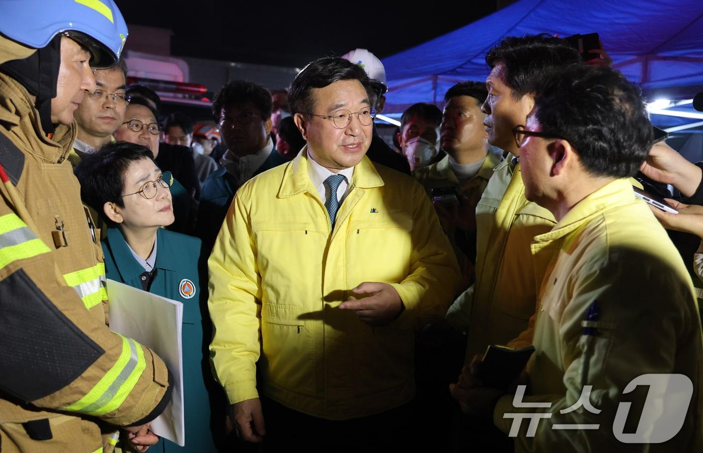 본문 이미지 - 윤호중 행정안전부 장관이 20일 화재가 발생한 대전 대덕구 문평동 자동차부품 제조 공장을 찾아 현장 설명을 듣고 있다. 2026.3.20 ⓒ 뉴스1 김기태 기자