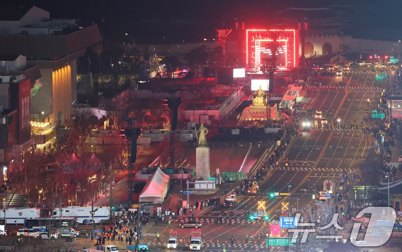 본문 이미지 - 3년 9개월 만에 완전체로 컴백하는 방탄소년단(BTS)의 광화문 공연을 하루 앞둔 20일 오후 9시를 기해 서울 광화문 광장 인근 차량 통행이 통제되고 있다.  2026.3.20 ⓒ 뉴스1 오대일 기자