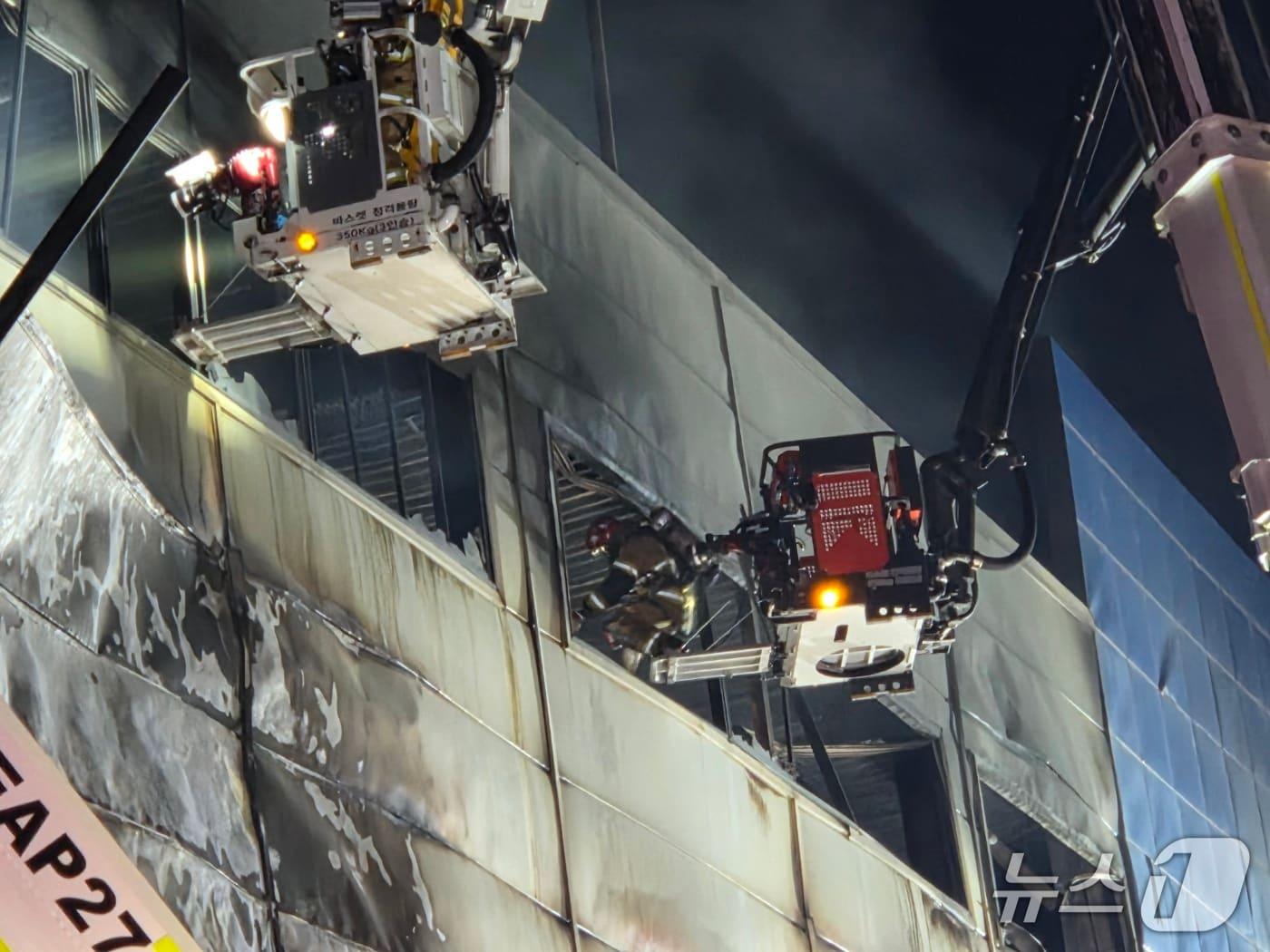 본문 이미지 - 불이 난 공장 건물로 진입하는 소방대원 ⓒ 뉴스1 김종서 기자