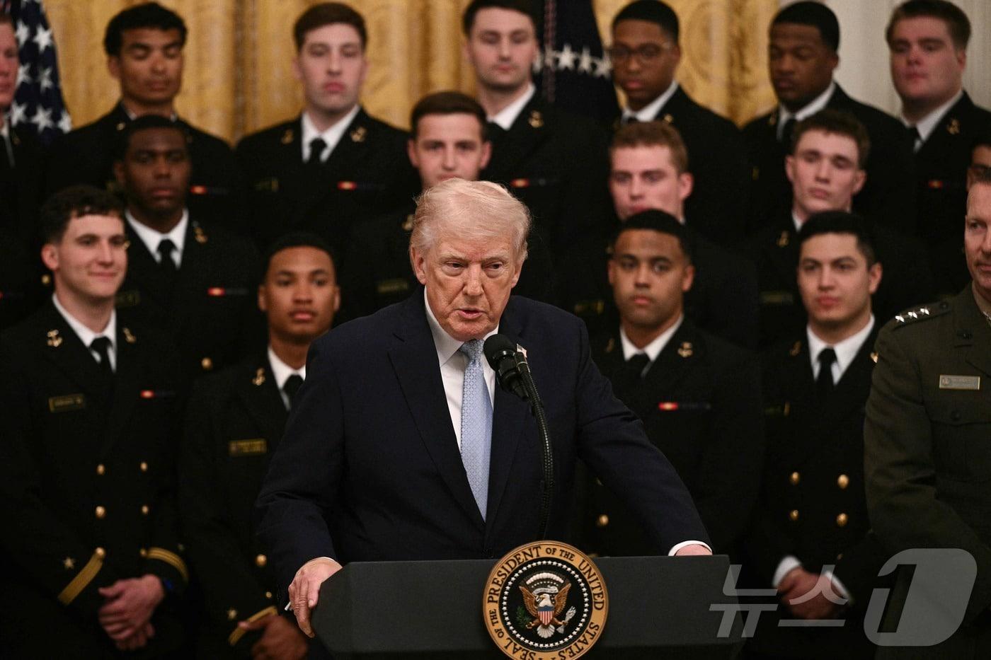 본문 이미지 - 도널드 트럼프 미국 대통령이 20일(현지시간) 워싱턴DC 백악관 이스트룸에서 열린 미국 해군사관학교 미식축구팀에 '사령관 트로피'(Commander-in-Chief Trophy) 수여 행사에서 연설하고 있다. 2026.03.20. ⓒ AFP=뉴스1