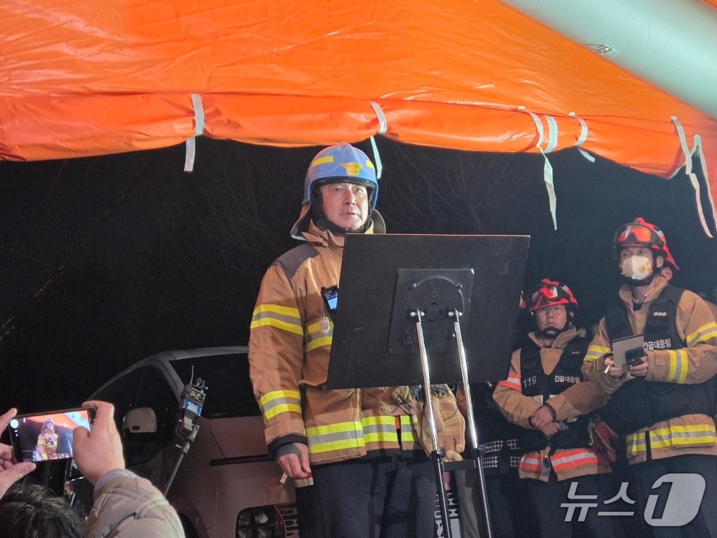 본문 이미지 - 남득우 대전대덕소방서장이 21일 밤 0시 대전 대덕구 문평동 공장 화재상황 4차 브리핑을 하고 있다.ⓒ 뉴스1 김종서 기자