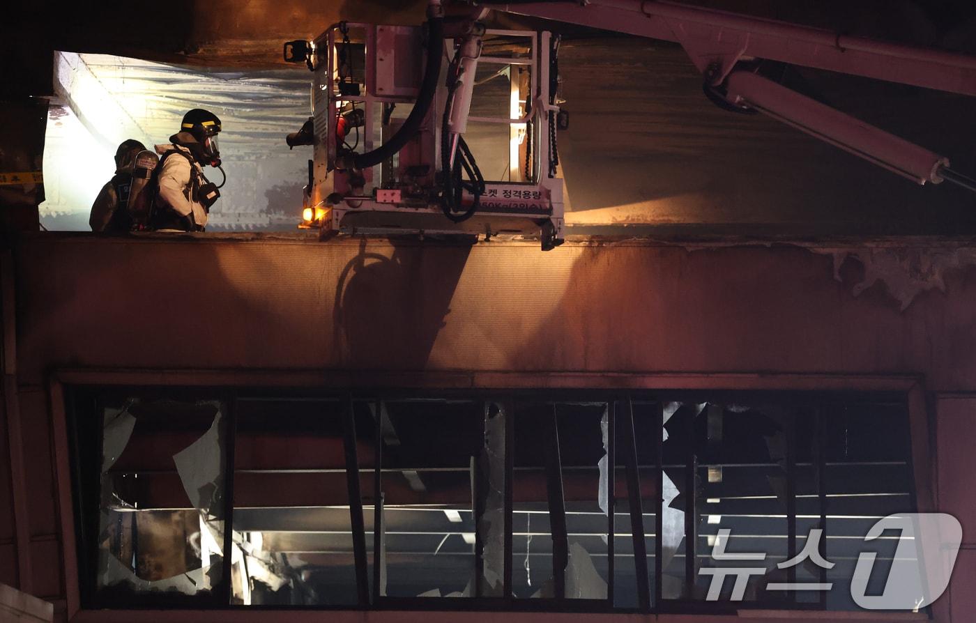 본문 이미지 - 20일 오후 1시17분께 대전 대덕구 문평동 자동차 부품공장에서 발생한 대형 화재로 14명 실종, 소방대원들이 인명 수색을 하고 있다. 2026.3.21 ⓒ 뉴스1 김기태 기자