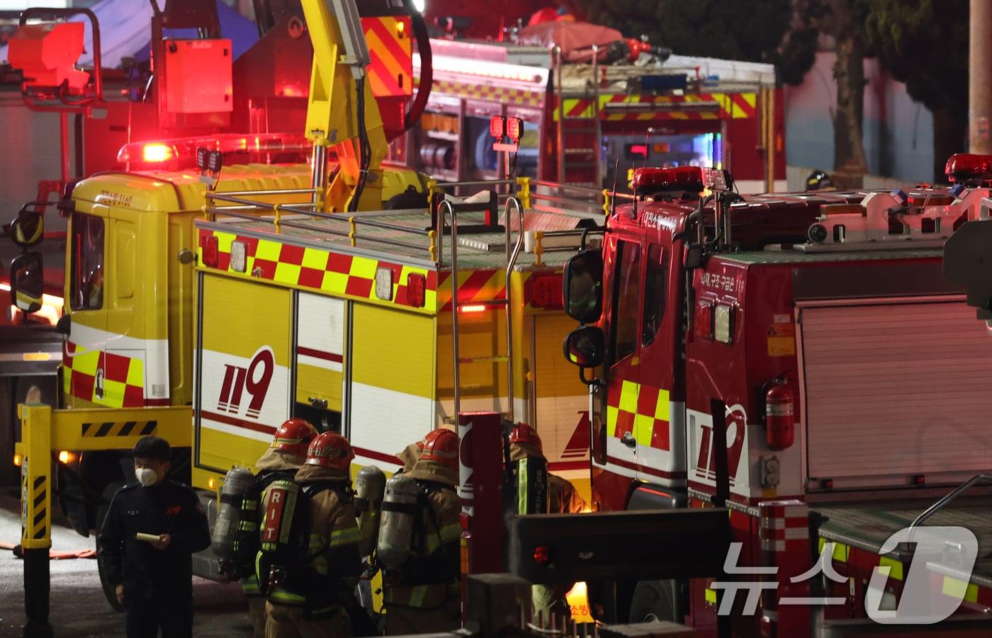 본문 이미지 - 20일 오후 1시17분께 대전 대덕구 문평동 자동차 부품공장에서 발생한 대형 화재로 14명 실종, 소방대원들이 인명 수색중 발견된 시신을 옮기고 있다. 2026.3.21 ⓒ 뉴스1 김기태 기자