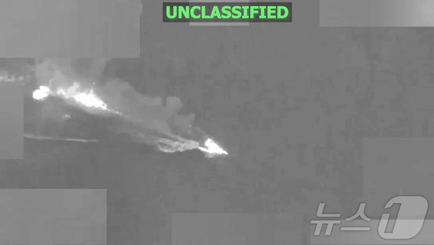 본문 이미지 - 미 중앙사령부(CENTCOM)이 20일(현지시간) 공식 X 계정을 통해 공개한 영상 속 화면 캡처. 미군이 동태평양에서 마약 밀수 선박으로 추정되는 표적을 타격하는 장면.2026.03.20. ⓒ AFP=뉴스1