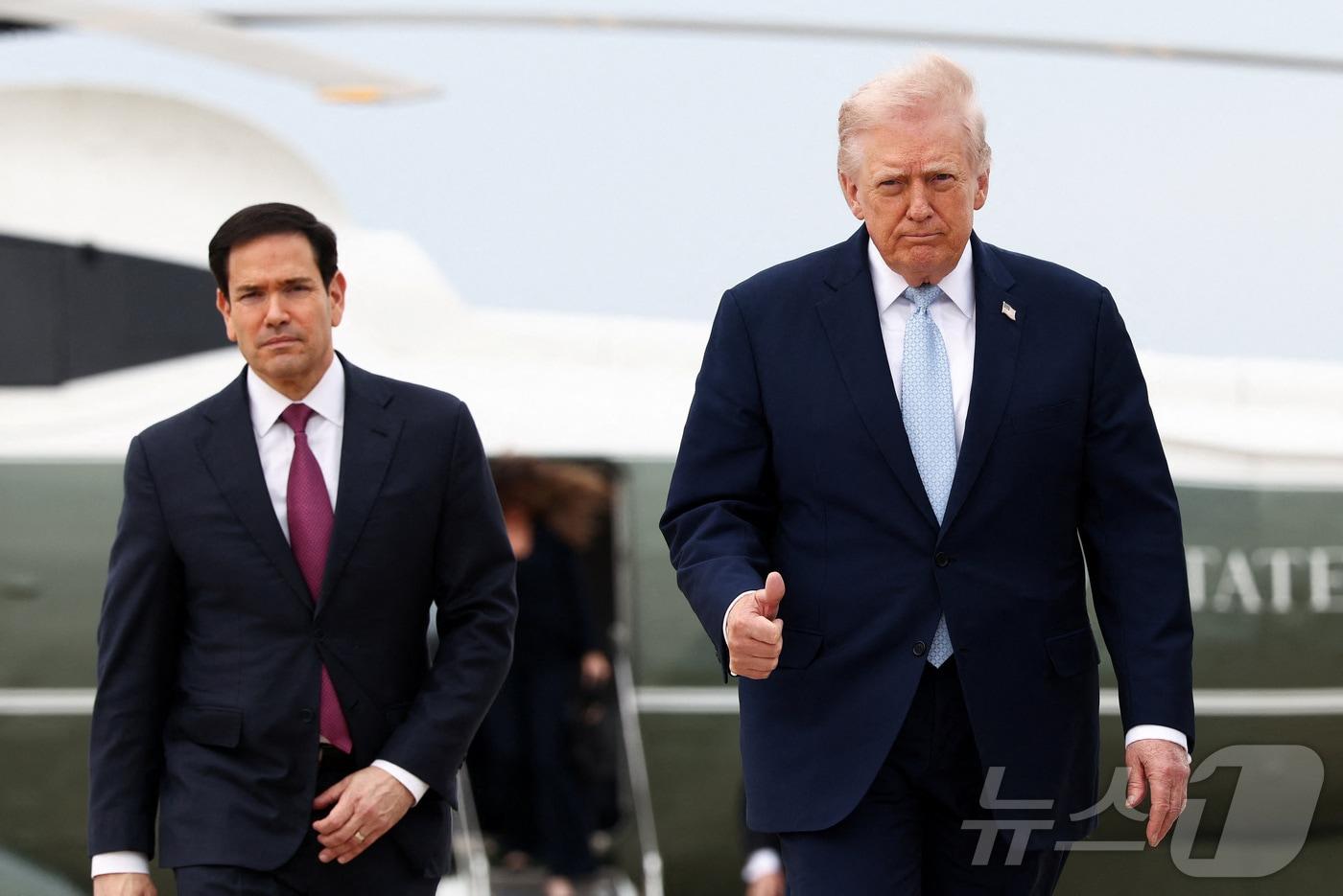 본문 이미지 - 도널드 트럼프 미국 대통령과 마코 루비오 국무장관이 주말을 앞둔 20일(현지시간) 플로리다 마러라고로 향하기 위해 메릴랜드주 앤드루스 공군기지에 대기 중인 에어포스원으로 이동하고 있다. 2026.03.20. ⓒ 로이터=뉴스1