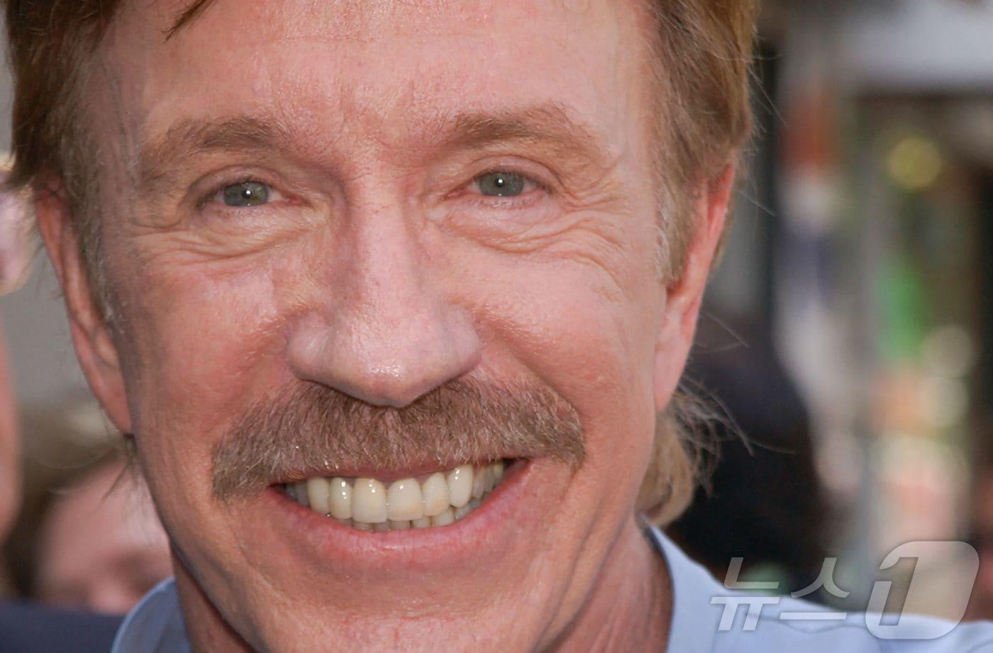 본문 이미지 - 할리우드 액션스타 '척 노리스'의 생전 모습. 2002년 8월 촬영된 사진으로, 유족은 그가 지난 19일(현지시간) 86세를 일기로 영면했다고 밝혔다. ⓒ AFP=뉴스1