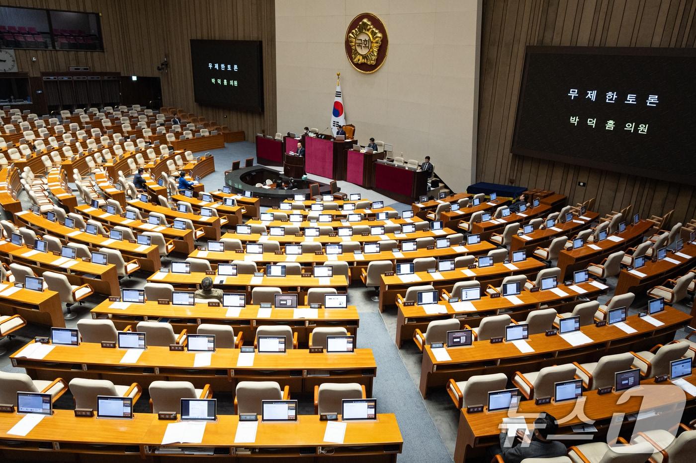 본문 이미지 - 박덕흠 국민의힘 의원이 21일 서울 여의도 국회에서 열린 제433회 국회(임시회) 제2차 본회의에서 중대범죄수사청 조직 및 운영에 관한 법률안(대안)에 대한 무제한토론(필리버스터)을 하고 있다. 2026.3.21 ⓒ 뉴스1 유승관 기자