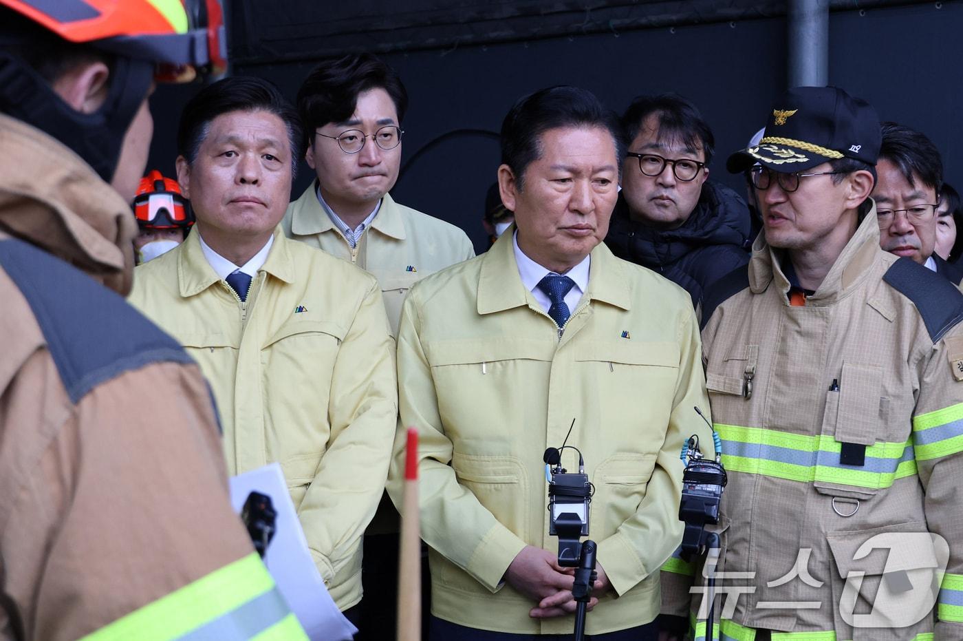 본문 이미지 - 정청래 더불어민주당 대표가 21일 대형 화재로 인명피해가 발생한 대전 대덕구 자동차 부품 제조 공장을 찾아 현장에 대한 설명을 듣고 있다. (공동취재) 2026.3.21 ⓒ 뉴스1 김기태 기자