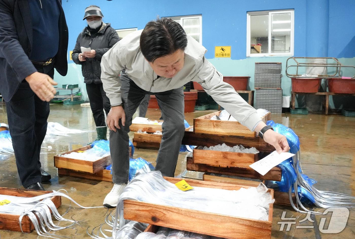 본문 이미지 -  오영훈 제주지사가 21일 모슬포수협 위판장을 방문했다.(제주도청 제공. 재판매 및 DB 금지)/뉴스1