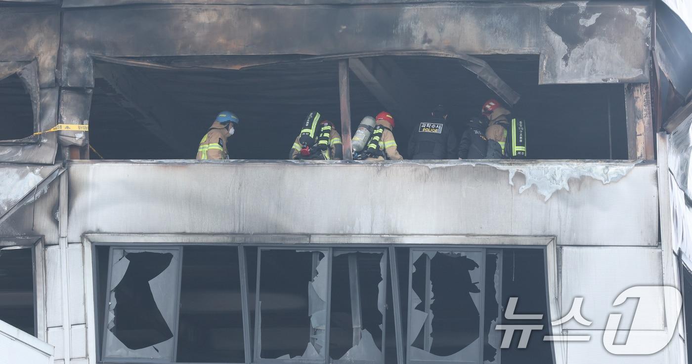 본문 이미지 - 21일 대형 화재로 인명피해가 발생한 대전 대덕구 자동차 부품 제조 공장에서 소방대원들이 실종자를 찾기 위한 수색작업을 하고 있다. 2026.3.21 ⓒ 뉴스1 김기태 기자