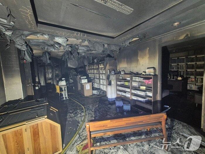 본문 이미지 - 21일 충남 당진시 송악읍 복운리 5층 건물 2층 한의원 화재현장 모습. (당진소방서 제공. 재판매 및 DB금지) 2026.3.21/뉴스1