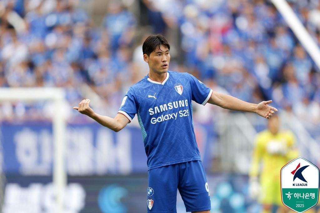 본문 이미지 - 현역 생활을 마감한 황석호. (한국프로축구연맹 제공)