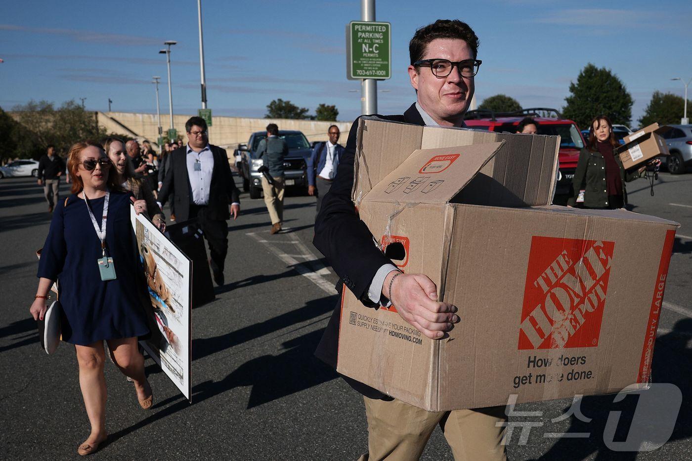 본문 이미지 - 2025년 10월 15일 미국 국방부 출입기자들이 국방부의 새로운 보도지침에 반발해 출입증을 반납하고 국방부 청사를 떠나고 있다. ⓒ AFP=뉴스1