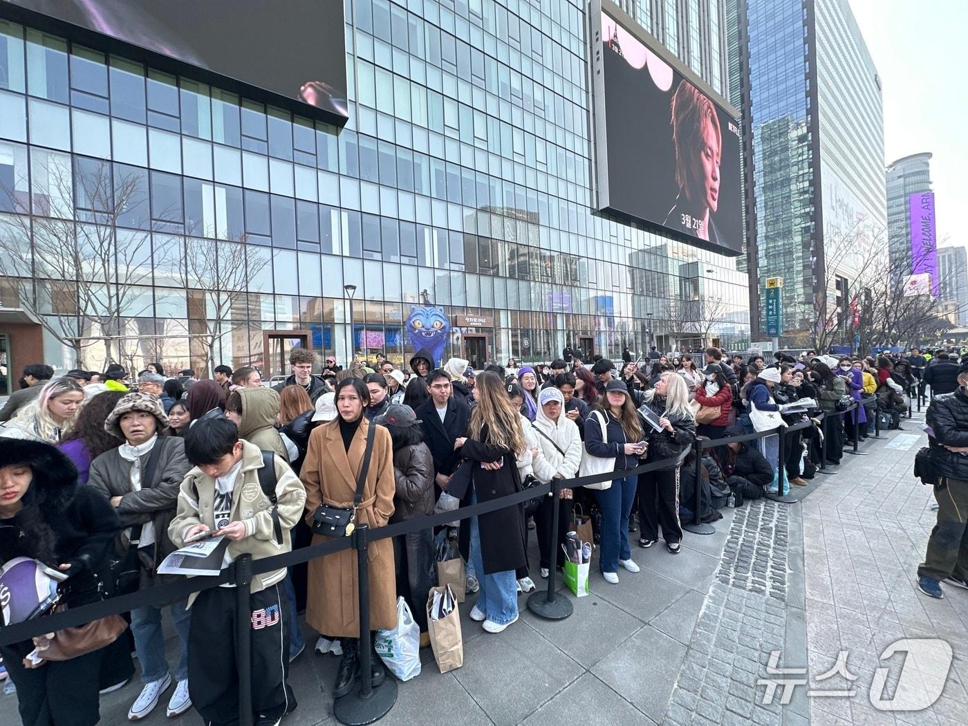 본문 이미지 - 아이돌그룹 방탄소년단(BTS)의 컴백 공연이 열리는 서울 광화문 광장 인근 광화문 KT타워 west 빌딩 앞에서 관람객들이 공연을 기다리고 있다. 2026.03.21/ⓒ 뉴스1 강서연 기자