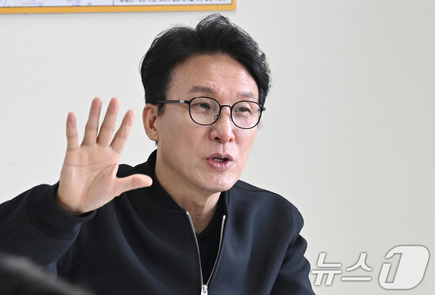 본문 이미지 - 김민석 국무총리가 그룹 방탄소년단(BTS)의 컴백 공연을 앞둔 21일 오전 서울 종로구 세종문화회관에 마련된 통합현장본부에서 열린 BTS 컴백공연 사전 안전점검 회의에서 발언을 하고 있다. 2026.3.21 ⓒ 뉴스1 임세영 기자