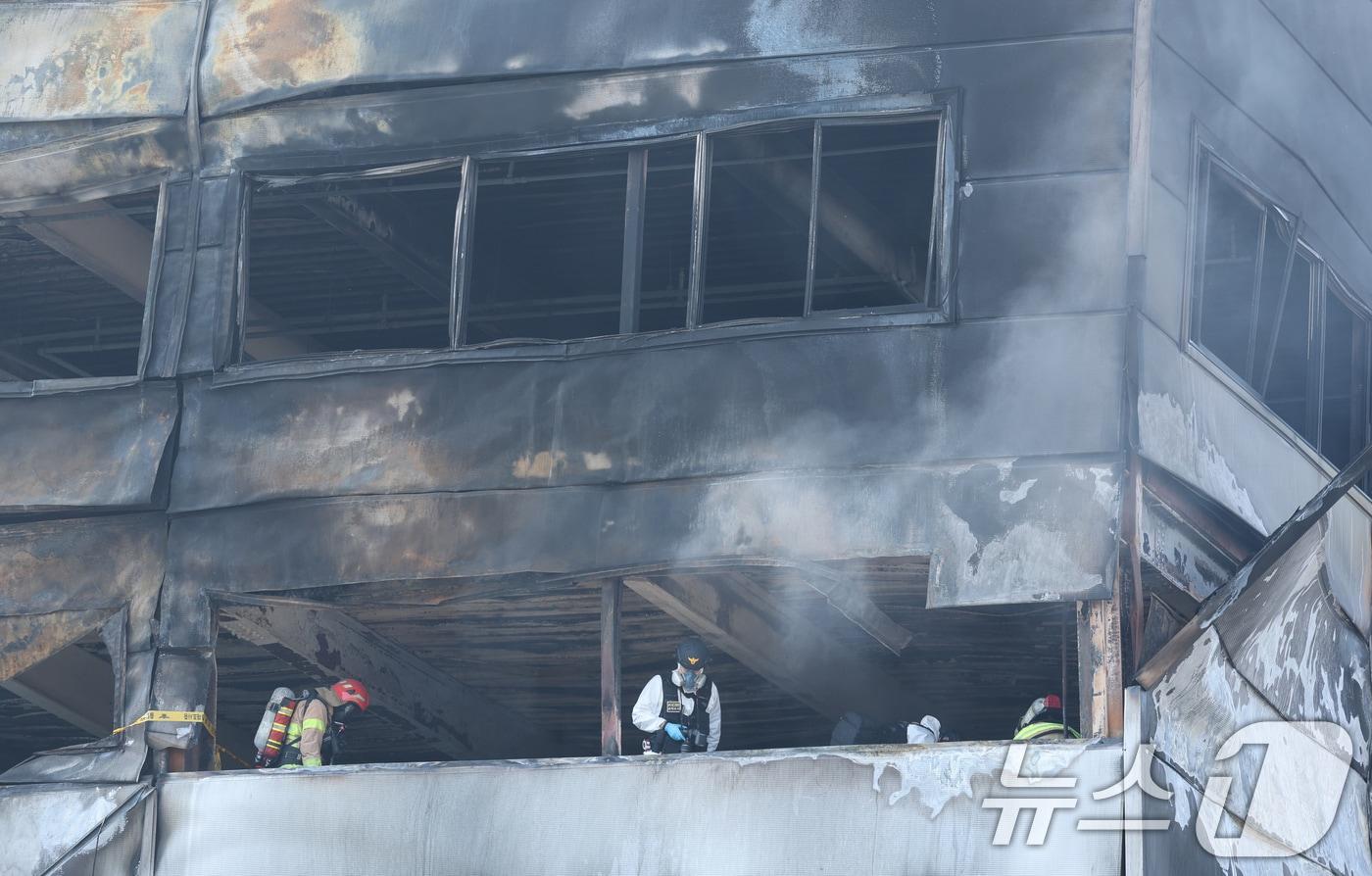본문 이미지 - 21일 대형 화재로 인명피해가 발생한 대전 대덕구 자동차 부품 제조 공장에서 경찰과 소방당국이 합동감식을 진행하고 있다. 2026.3.21 ⓒ 뉴스1 김기태 기자
