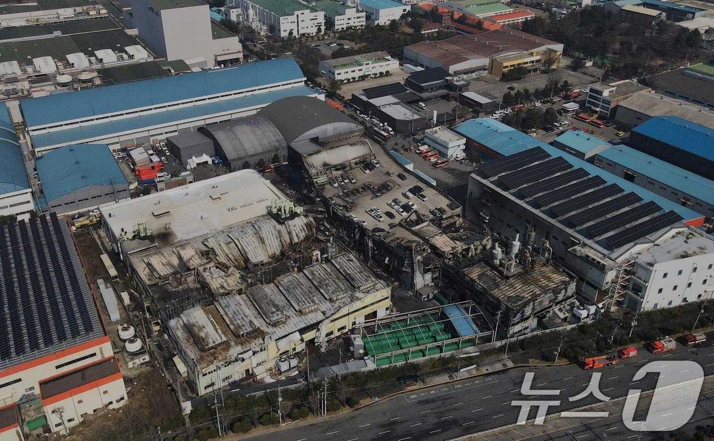본문 이미지 - 21일 대형 화재로 인명피해가 발생한 대전 대덕구 자동차 부품 제조 공장이 처참한 모습을 보이고 있다. 2026.3.21 ⓒ 뉴스1 김기태 기자