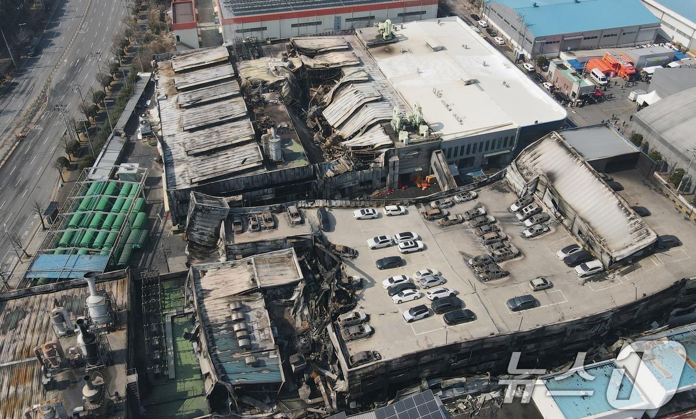 본문 이미지 - 21일 대형 화재로 인명피해가 발생한 대전 대덕구 자동차 부품 제조 공장.  2026.3.21 ⓒ 뉴스1 김기태 기자