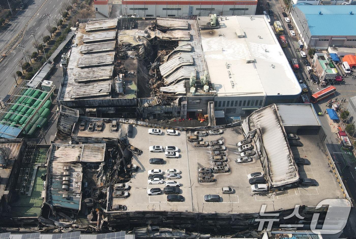 본문 이미지 - 21일 대형 화재로 인명피해가 발생한 대전 대덕구 자동차 부품 제조 공장이 처참한 모습을 보이고 있다. 2026.3.21 ⓒ 뉴스1 김기태 기자