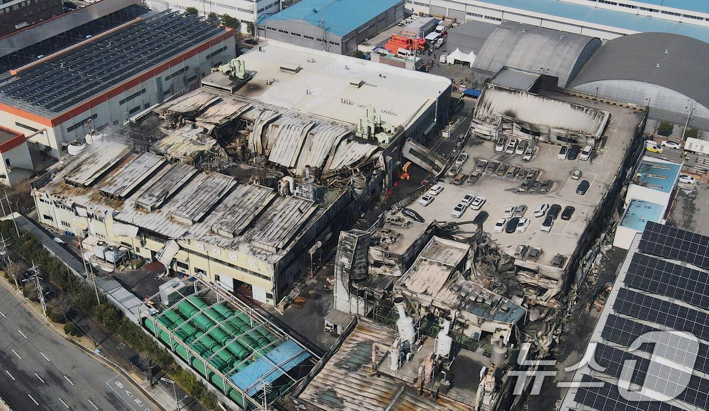 본문 이미지 - 20일 대형 화재로 인명피해가 발생한 대전 대덕구 자동차 부품 제조 공장이 처참한 모습을 보이고 있다. 2026.3.21 ⓒ 뉴스1 김기태 기자
