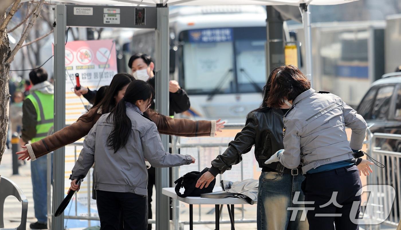 본문 이미지 - 21일 서울 종로구 광화문광장에서 열리는 방탄소년단(BTS) 컴백 공연을 앞두고 경찰이 광장 주변을 오가는 시민과 외국인 관광객을 대상으로 검문검색을 실시하고 있다.  2026.3.21 ⓒ 뉴스1 박지혜 기자