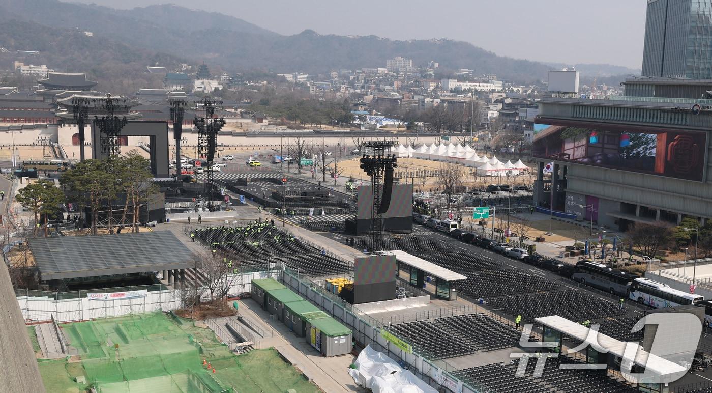 본문 이미지 - 21일 방탄소년단(BTS)의 컴백 공연이 열리는 서울 종로구 광화문 광장 주변 도로가 통제되고 있다. 이번 공연으로 세종대로 광화문에서 시청 구간은 어제 밤 9시부터 차량 통행이 금지돼 22일 새벽 6시까지 33시간 동안 차가 다닐 수 없다. 2026.3.21 ⓒ 뉴스1 임세영 기자