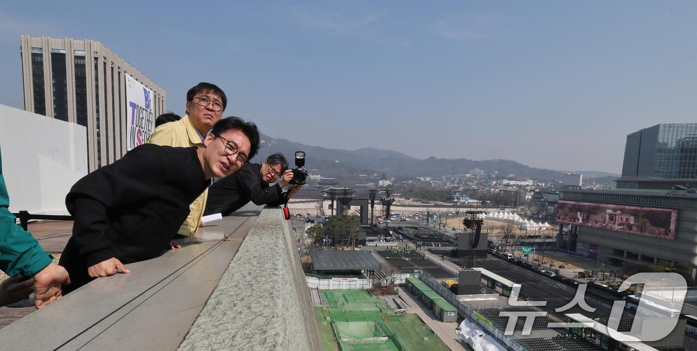 본문 이미지 - 김민석 국무총리가 21일 오전 서울 종로구 세종문화회관 옥상에서 BTS 컴백공연 무대가 설치된 광화문광장을 살펴보고 있다. 2026.3.21 ⓒ 뉴스1 임세영 기자