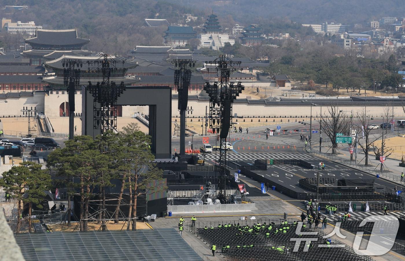 본문 이미지 - 21일 방탄소년단(BTS)의 컴백 공연이 열리는 서울 종로구 광화문 광장 주변 도로가 통제되고 있다. 이번 공연으로 세종대로 광화문에서 시청 구간은 어제 밤 9시부터 차량 통행이 금지돼 22일 새벽 6시까지 33시간 동안 차가 다닐 수 없다. 2026.3.21 ⓒ 뉴스1 임세영 기자