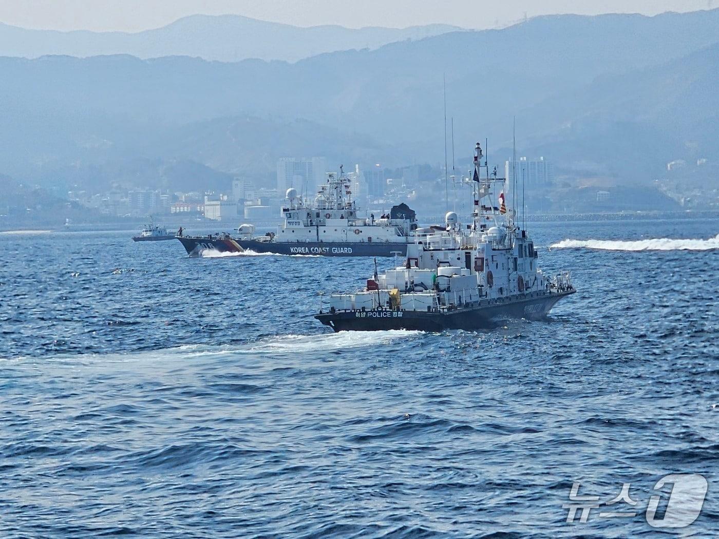 본문 이미지 - 강원 동해해양경찰서가 지난 20일 속초시 묵호항 동방 약 5㎞ 해상에서 항만 방호와 해상 대테러 대응 능력 강화를 위해 동해해경 특공대, 육군 제23경비여단 2대대, 동해지방해양수산청 등이 참여하는 유관기관 합동훈련을 했다. (동해해양경찰서 제공. 재판매 및 DB금지) 2026.3.21/뉴스1