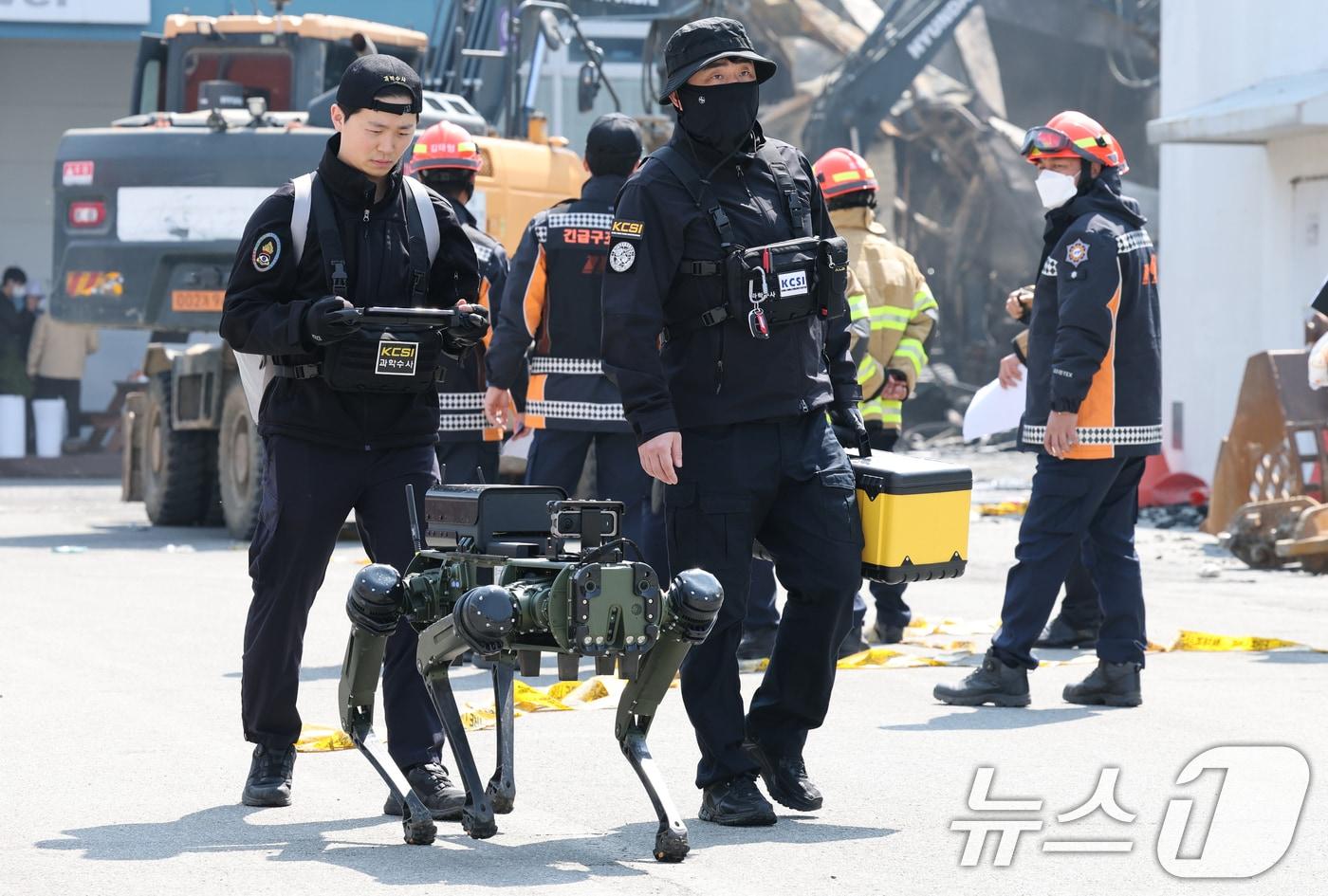 본문 이미지 - 21일 대형 화재로 인명피해가 발생한 대전 대덕구 자동차 부품 제조 공장에서 로봇개를 투입해 실종자를 수색하고 있다. 2026.3.21 ⓒ 뉴스1 김기태 기자