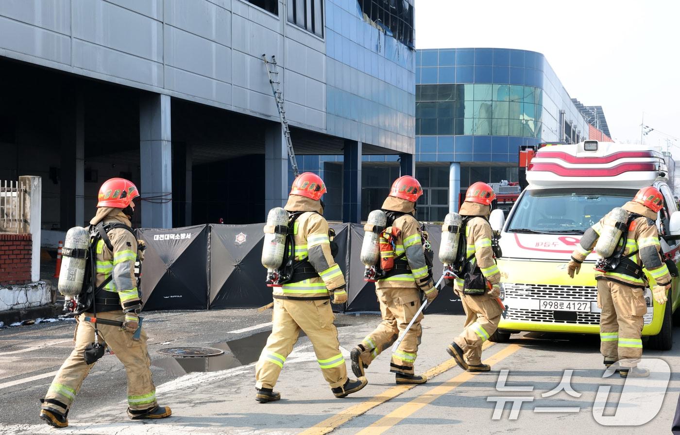 본문 이미지 - 21일 대형 화재로 인명피해가 발생한 대전 대덕구 자동차 부품 제조 공장에서 실종자 수색이 이어지고 있다. 2026.3.21 ⓒ 뉴스1 김기태 기자