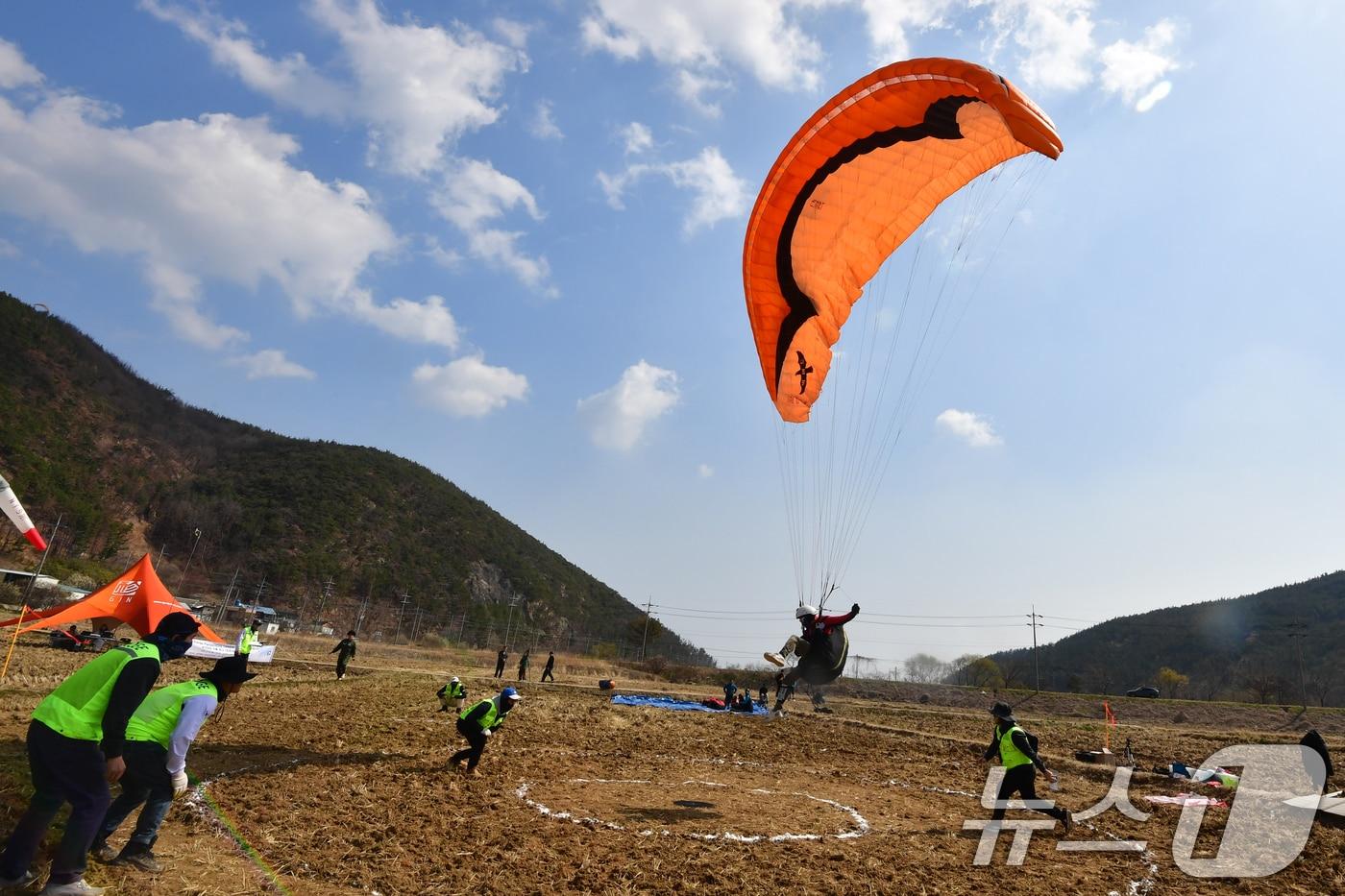 본문 이미지 - 21일 경북 포항시 북구 흥해읍 곤륜산 활공장에서 열린 2026 국가대표 페러글라이딩 선발 리그 정밀착륙 1차전에 출전한 선수들이 목표지점에 도착하고 있다. 2026.3.21 ⓒ 뉴스1 최창호 기자