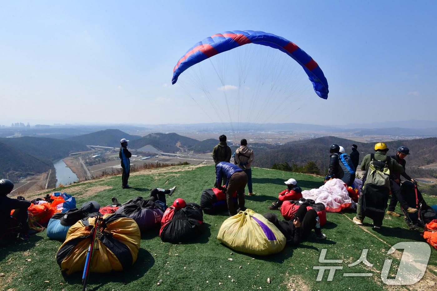 본문 이미지 - 21일 경북 포항시 북구 흥해읍 곤륜산 활공장에서 열린 2026 국가대표 패러글라이딩 선발 리그 정밀착륙 1차전에 출전한 선수들이 이륙 순서를 기다리고 있다. 2026.3.21 ⓒ 뉴스1 최창호 기자