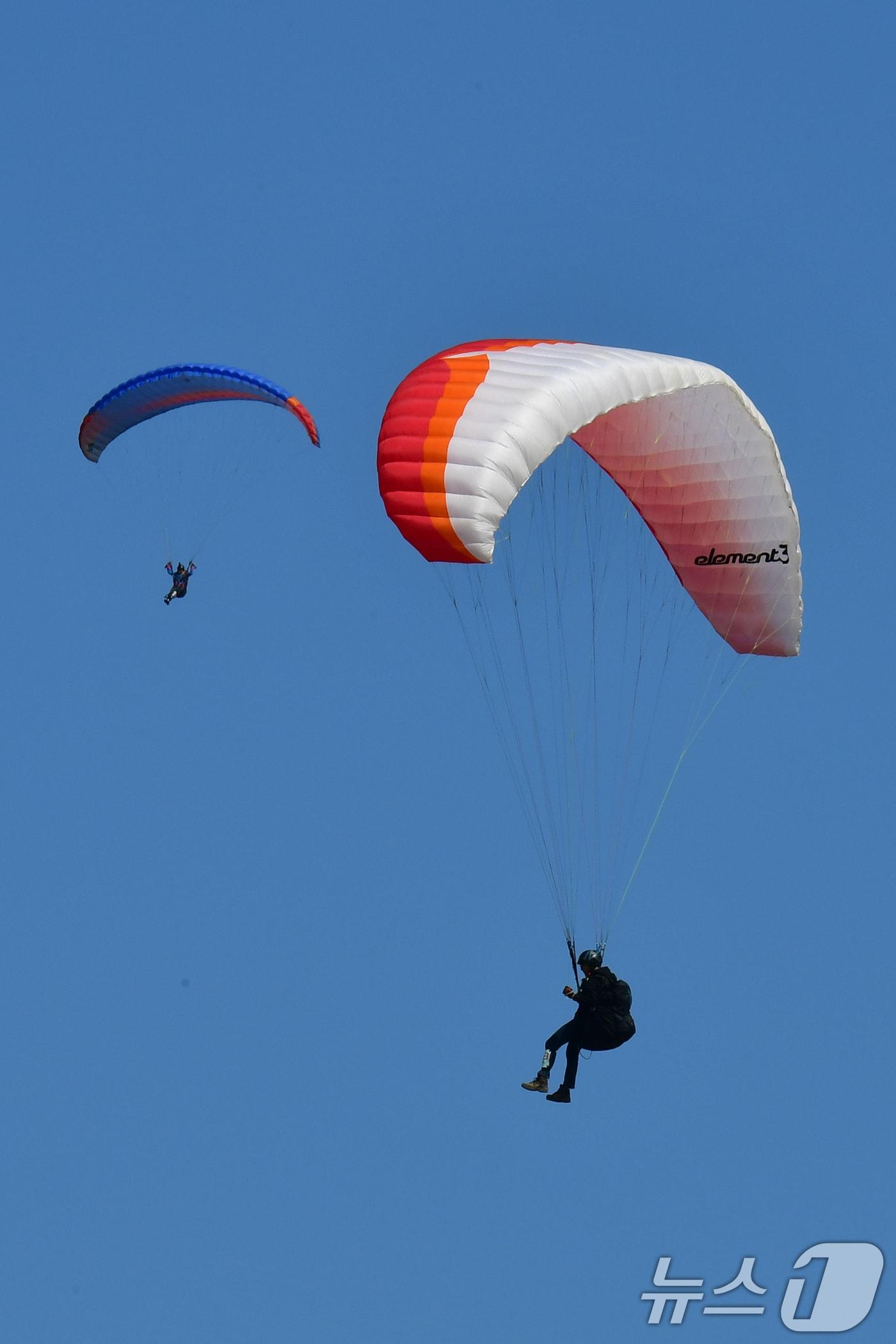 본문 이미지 - 21일 경북 포항시 북구 흥해읍 곤륜산 활공장에서 열린 2026 국가대표 페러글라이딩 선발 리그 정밀착륙 1차전에 출전한 선수들이 목표 지점으로 하강하고 있다. 2026.3.21 ⓒ 뉴스1 최창호 기자