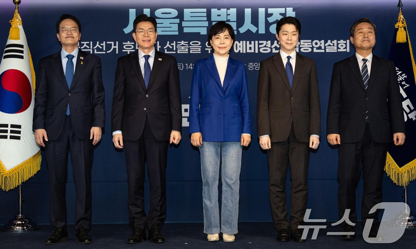 본문 이미지 - 더불어민주당 서울시장 예비후보들이 21일 서울 여의도 당사에서 열린 서울특별시장 예비경선 합동연설회에 앞서 기념 촬영을 하고 있다. 왼쪽부터 박주민, 정원오, 전현희, 김형남, 김영배 예비후보. 2026.3.21 ⓒ 뉴스1 유승관 기자