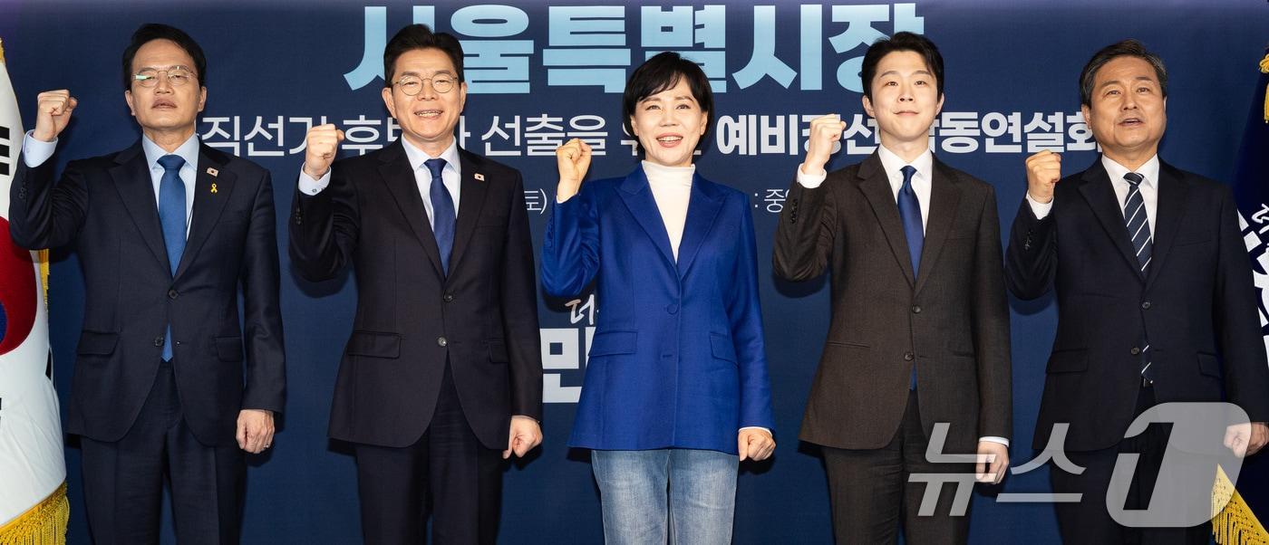 본문 이미지 - 더불어민주당 서울시장 예비후보들이 21일 서울 여의도 당사에서 열린 서울특별시장 예비경선 합동연설회에 앞서 기념 촬영을 하고 있다. 왼쪽부터 박주민, 정원오, 전현희, 김형남, 김영배 예비후보. 2026.3.21 ⓒ 뉴스1 유승관 기자