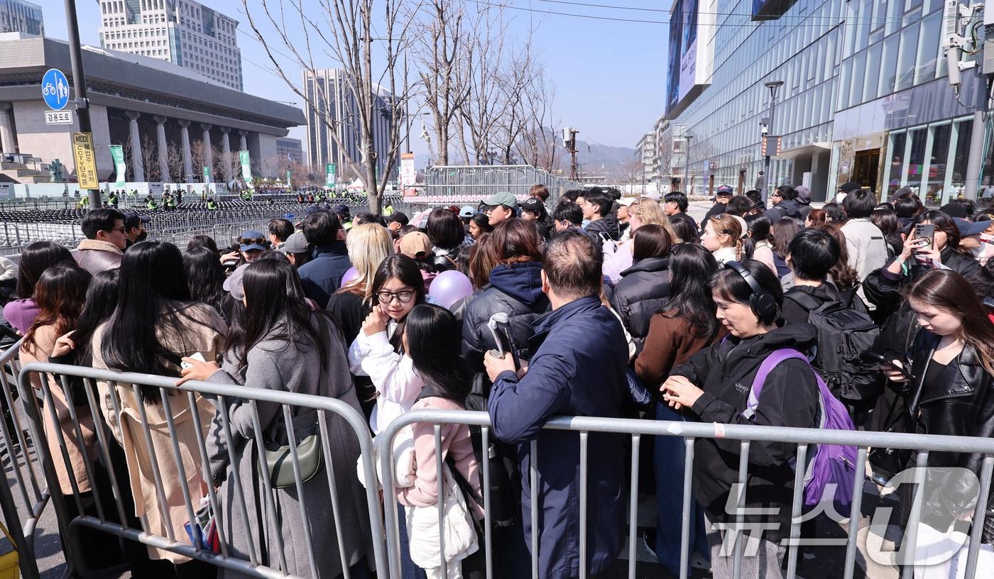 본문 이미지 - 방탄소년단(BTS) 컴백 공연일인 21일 서울 광화문광장에서 아미(BTS 팬덤)들이 입장을 기다리고 있다. 2026.3.21 ⓒ 뉴스1 박지혜 기자