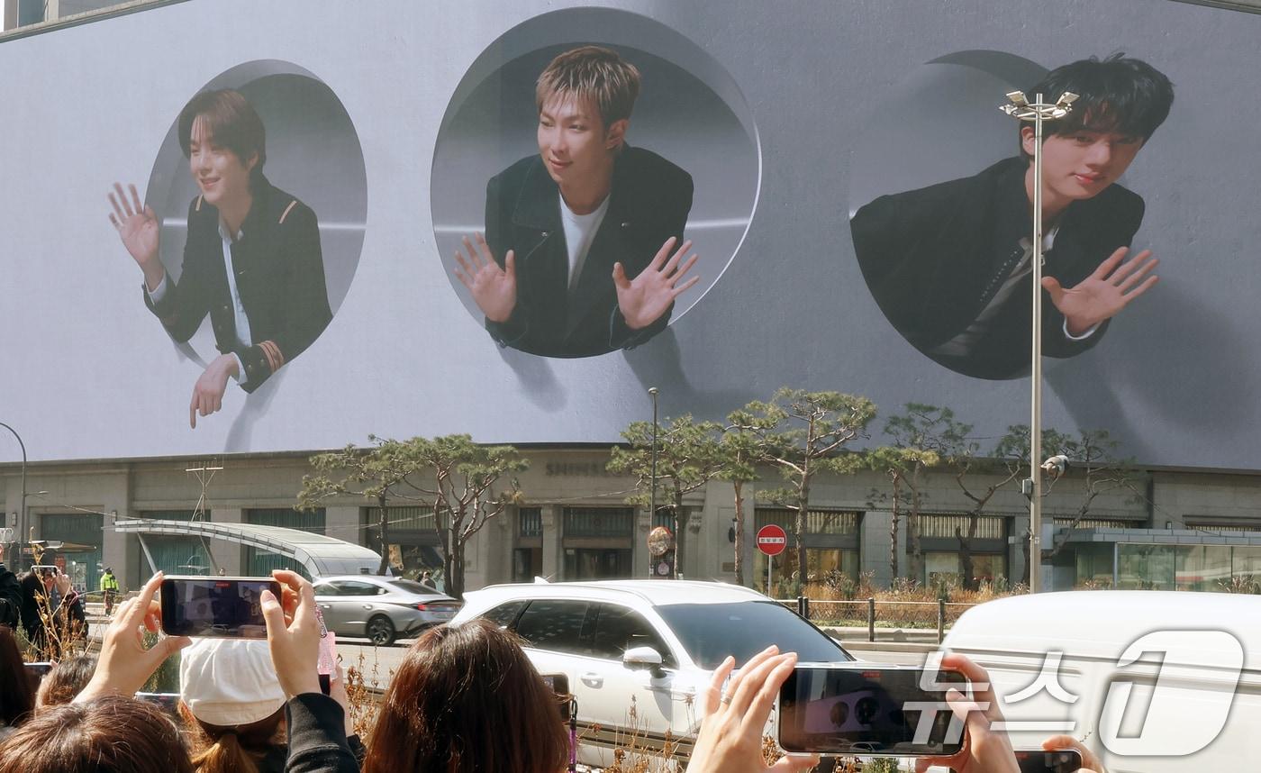 본문 이미지 - 방탄소년단(BTS) 컴백 공연일인 21일 오전 서울 중구 신세계백화점 본점 신세계스퀘어에서 BTS의 컴백을 기념하는 영상이 송출되고 있다. 2026.3.21 ⓒ 뉴스1 김진환 기자