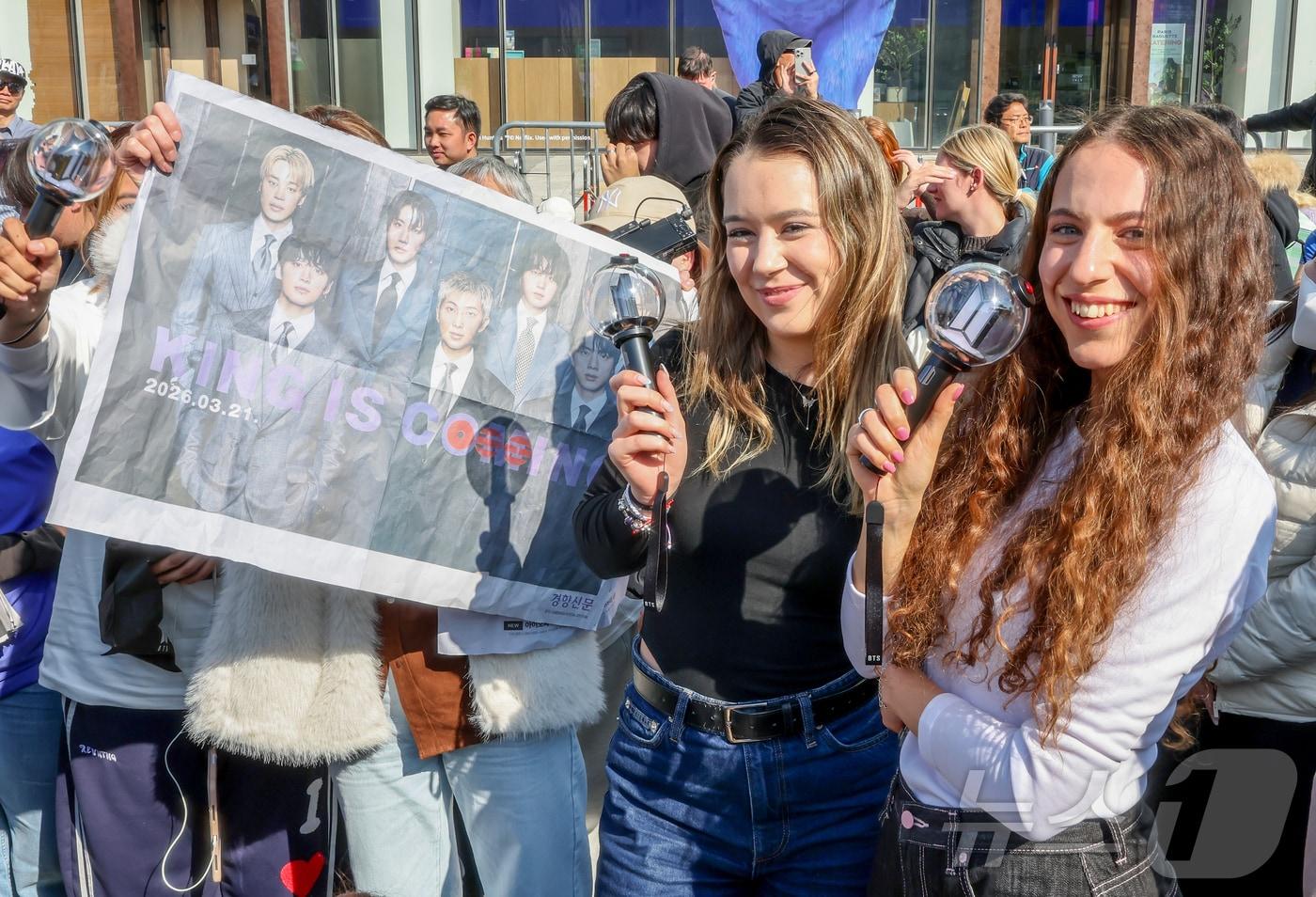 본문 이미지 - 방탄소년단(BTS) 컴백 공연일인 21일 오전 서울 종로구 광화문광장에서 아미들이 추억을 남기고 있다. 2026.3.21 ⓒ 뉴스1 김진환 기자