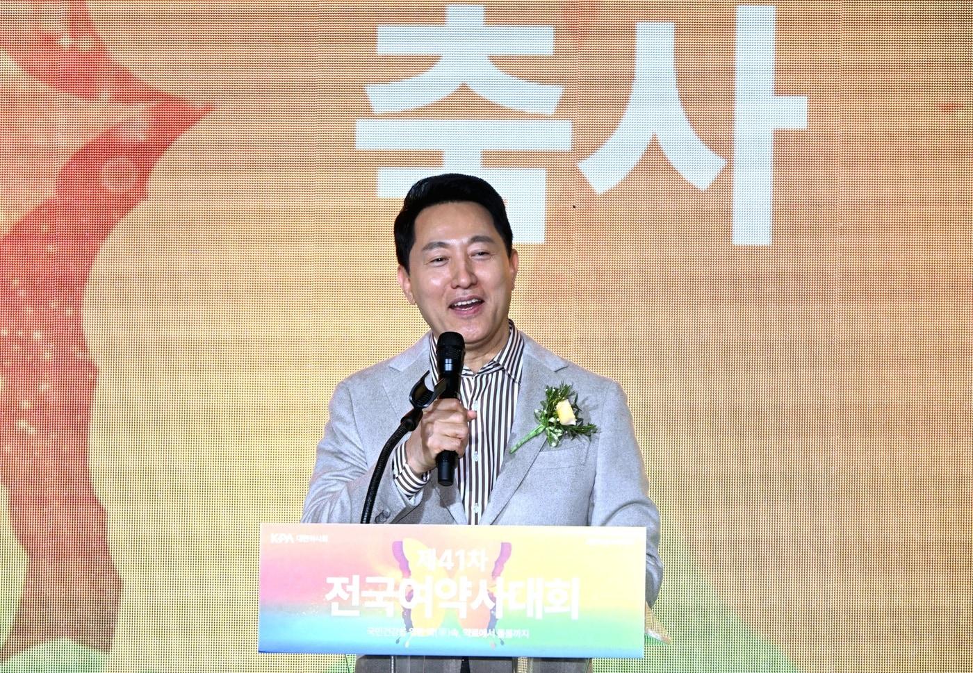 본문 이미지 - 오세훈 서울시장이 21일 강서구 코엑스 마곡에서 열린 '제41차 전국여약사대회'에서 축사하고 있다.