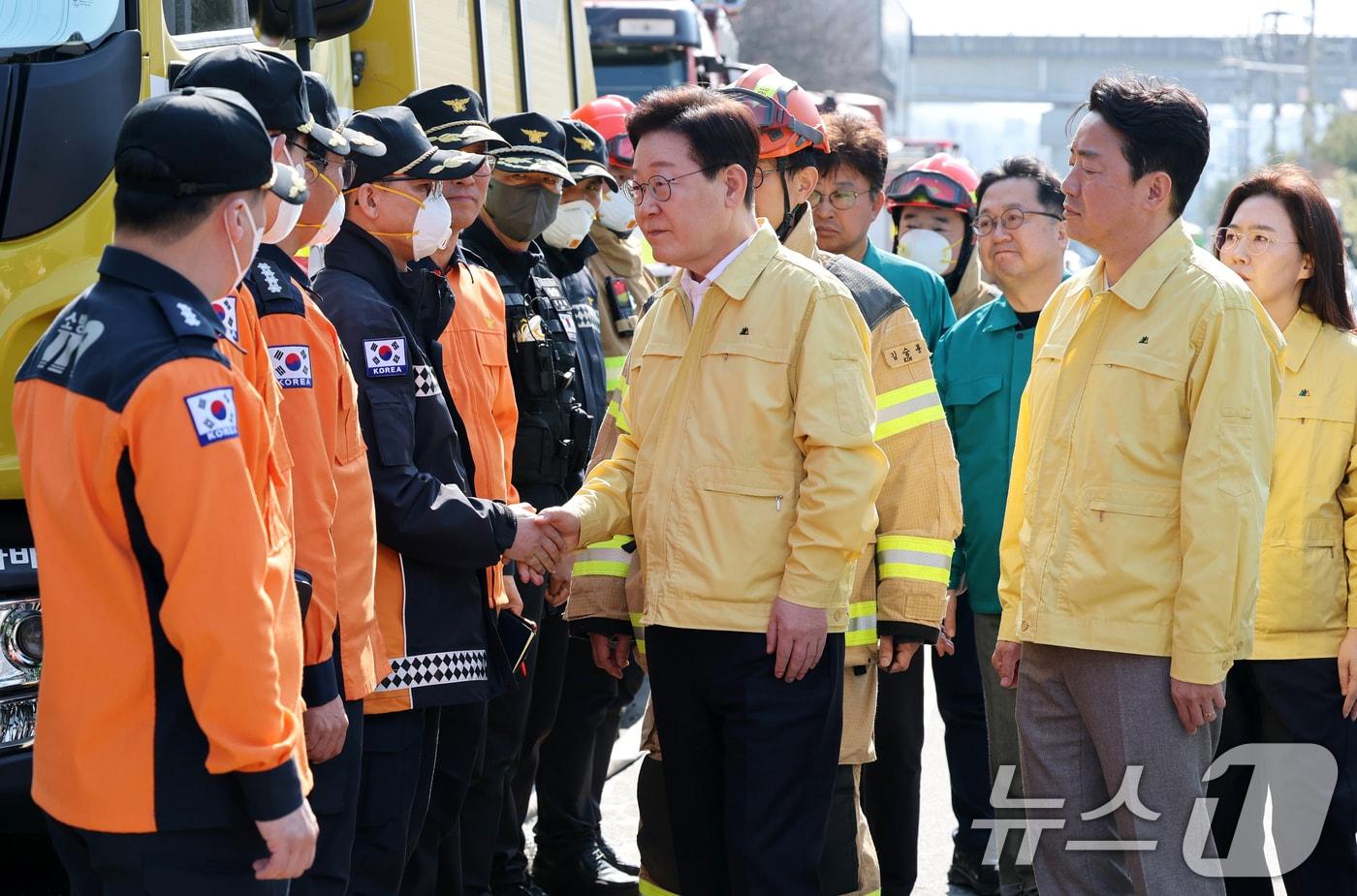 본문 이미지 - 이재명 대통령이 21일 대형 화재로 인명피해가 발생한 대전 대덕구 자동차 부품 제조 공장 현장을 찾아 소방관을 격려하고 있다. 2026.3.21 ⓒ 뉴스1 김기태 기자