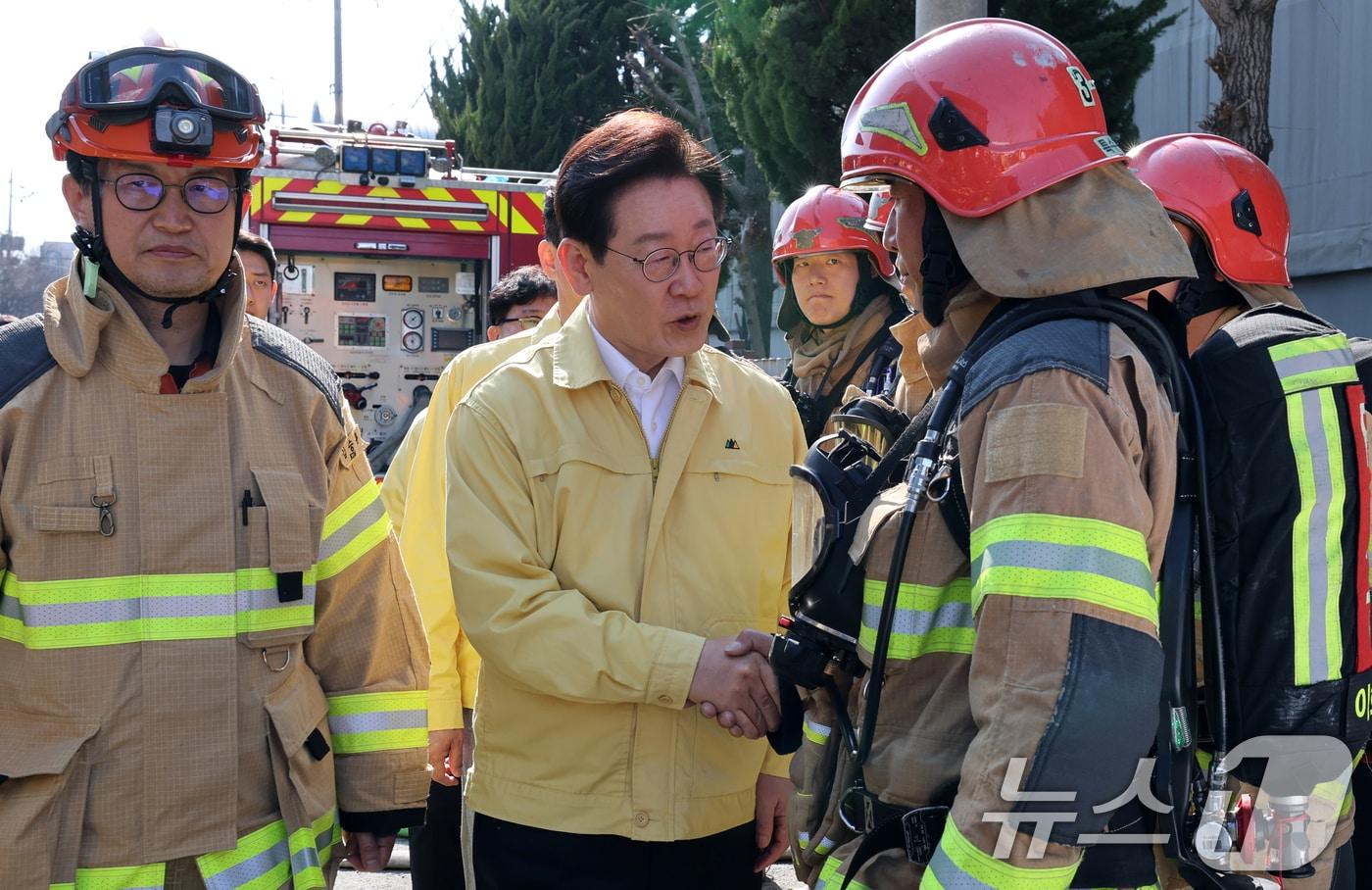 본문 이미지 - 이재명 대통령이 지난 21일 대형 화재로 인명피해가 발생한 대전 대덕구 자동차 부품 제조 공장을 찾아 소방관을 격려하고 있다. 2026.3.21 ⓒ 뉴스1 김기태 기자