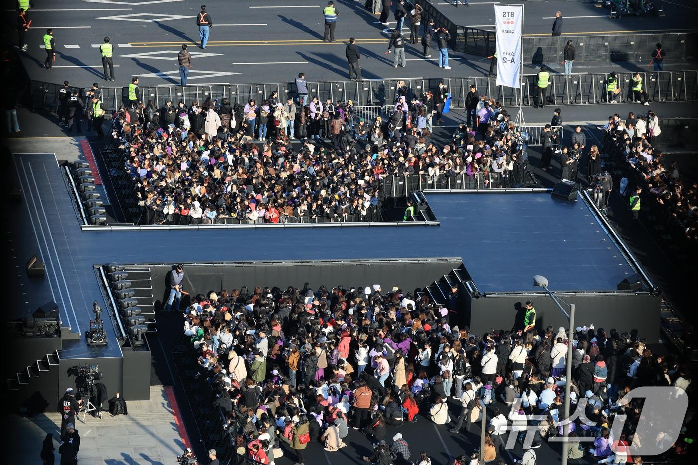 본문 이미지 - 방탄소년단(BTS) 컴백 공연일인 21일 오후 서울 종로구 광화문광장 무대 관객석으로 팬들이 입장을 하고 있다. 2026.3.21 ⓒ 뉴스1 임세영 기자