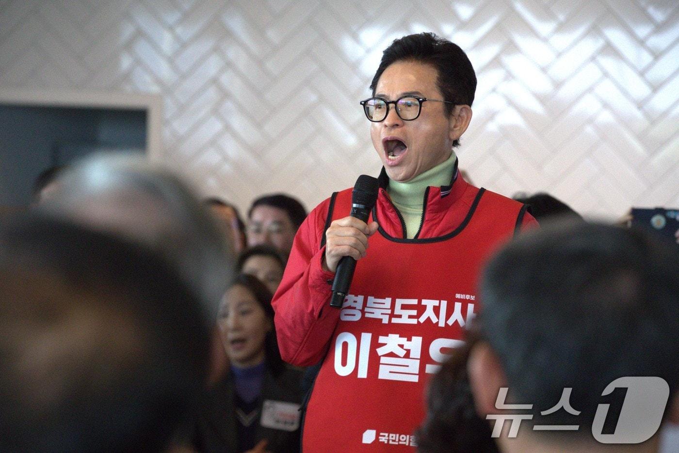 본문 이미지 - 21일 이철우 경북도지사 예비후보가 선거사무소 개소식에서 지지자들과 함께 애국가를 열창하고 있다.2026.3.21 ⓒ 뉴스1 신성훈 기자