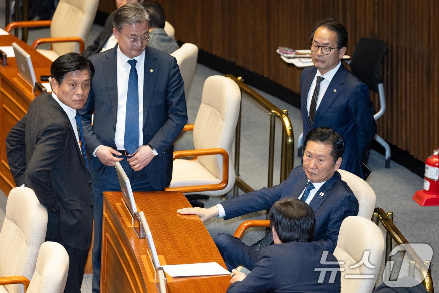 본문 이미지 - 정청래 더불어민주당 대표가 21일 서울 여의도 국회에서 열린 제433회 국회(임시회) 제2차 본회의에서 조승래 사무총장을 비롯한 의원들과 대화하고 있다. 2026.3.21 ⓒ 뉴스1 유승관 기자